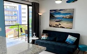 Lindo e moderno Apto SUNNY 203 com AC 1 quadra da praia